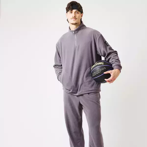 「COURTSIDE FREECE（コートサイドフリース）シリーズプレー前のアップ、移動時に身体を暖かく包み込む軽量で防寒性に優れる機能的なフリースウェアシリーズ 好評発売中」の画像