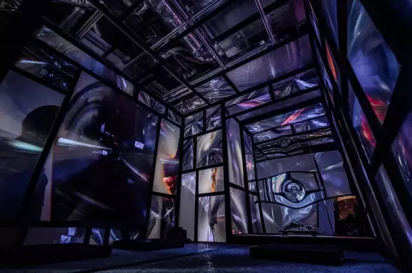 落合陽一「ヌル庵：騒即是寂∽寂即是騒」Exhibition｜乃村工藝社は有機的な変形ミラーの展示施工を担当しました