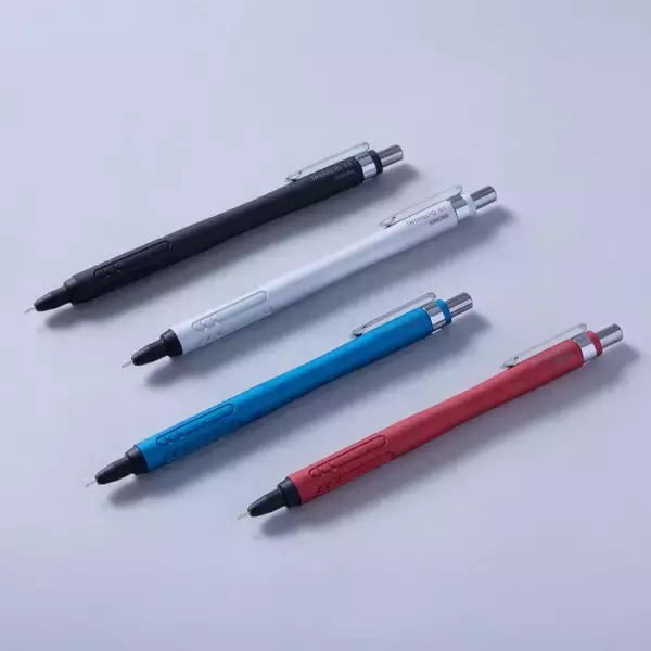 ～手にフィットする曲線的なボディと滑りにくいグリップが特長～シャープペンシル「インタリオシャープ05」を新発売！