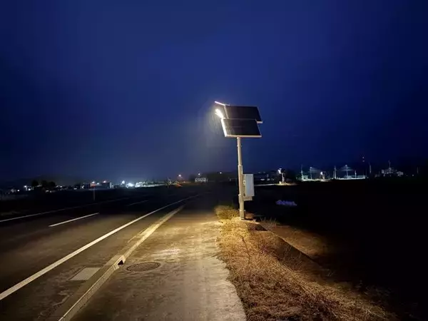 センコー、北海道厚真町に自律型スマート街路灯10基を寄付