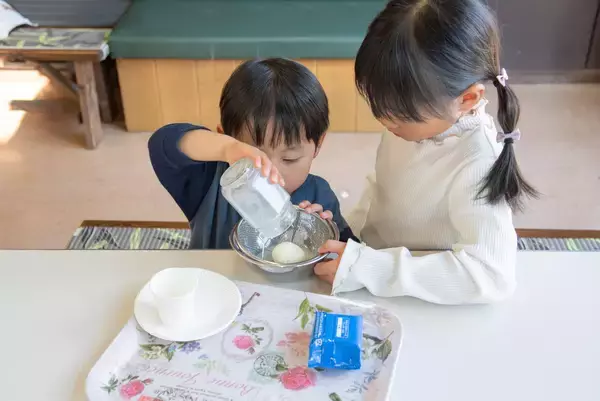 「那須千本松牧場が約120本のカラフル傘で梅雨を彩る期間限定イベント「千本松アンブレラウォーク」を初開催」の画像
