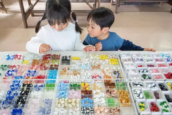 「那須千本松牧場が約120本のカラフル傘で梅雨を彩る期間限定イベント「千本松アンブレラウォーク」を初開催」の画像