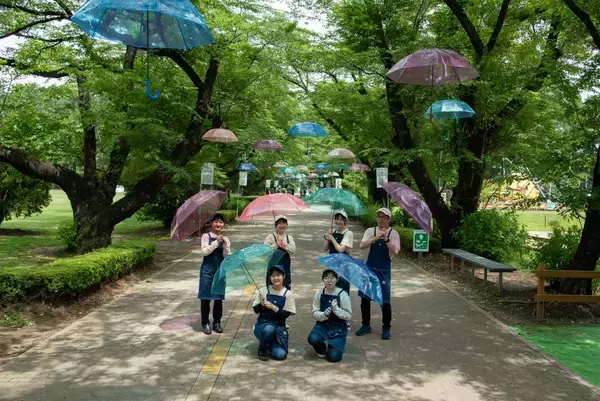 「那須千本松牧場が約120本のカラフル傘で梅雨を彩る期間限定イベント「千本松アンブレラウォーク」を初開催」の画像