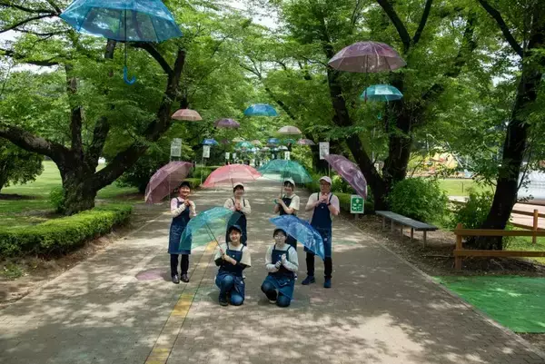 「那須千本松牧場が約120本のカラフル傘で梅雨を彩る期間限定イベント「千本松アンブレラウォーク」を初開催」の画像