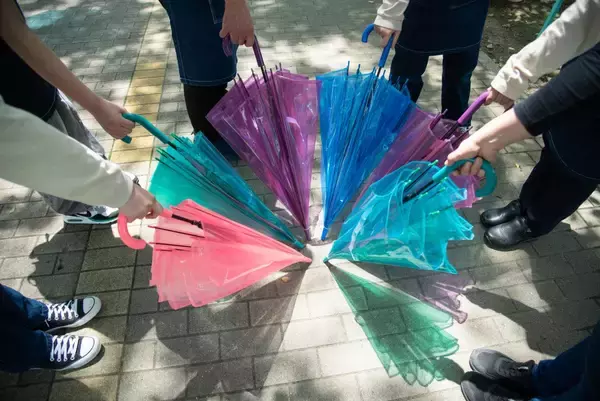 「那須千本松牧場が約120本のカラフル傘で梅雨を彩る期間限定イベント「千本松アンブレラウォーク」を初開催」の画像