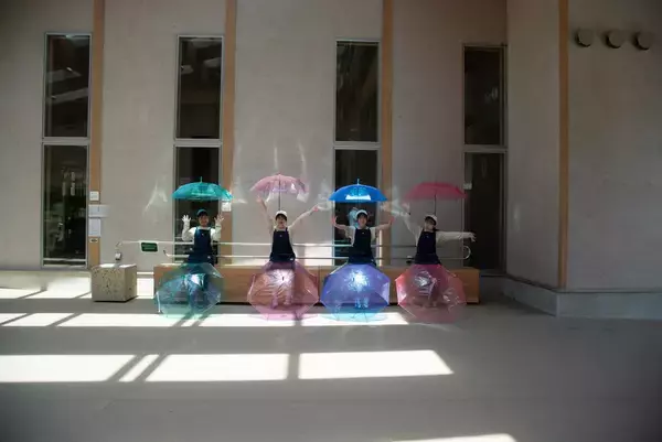 「那須千本松牧場が約120本のカラフル傘で梅雨を彩る期間限定イベント「千本松アンブレラウォーク」を初開催」の画像