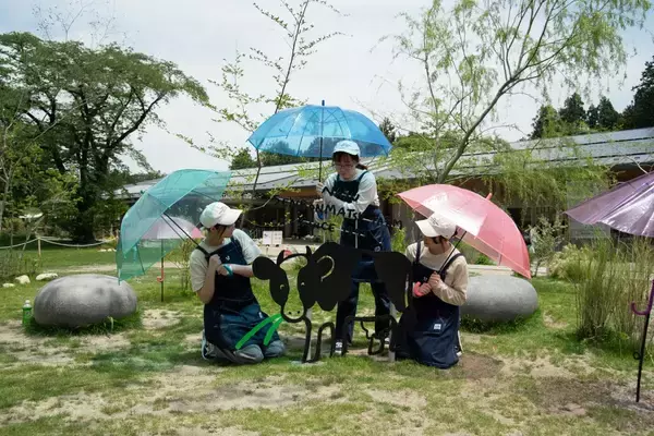 「那須千本松牧場が約120本のカラフル傘で梅雨を彩る期間限定イベント「千本松アンブレラウォーク」を初開催」の画像