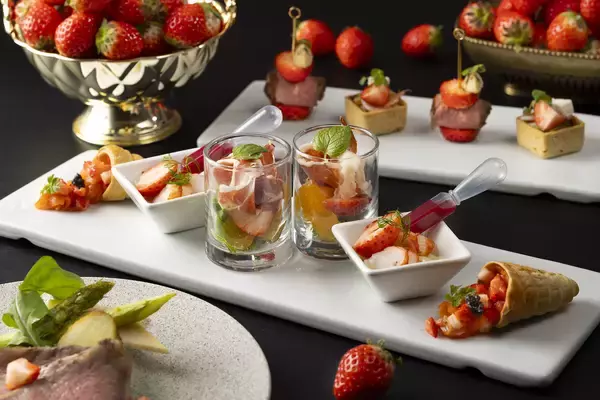 「【コートヤード・バイ・マリオット 新大阪ステーション】前菜からデザートまで「いちごづくし」の春限定ハイティー 「STRAWBERRY ESSENCE(ストロベリー エッセンス)」を発売」の画像