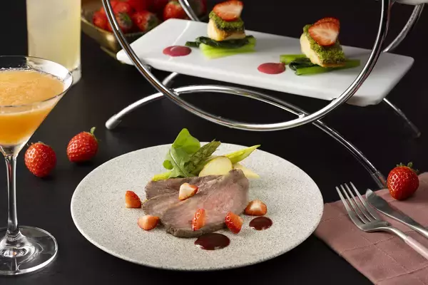 「【コートヤード・バイ・マリオット 新大阪ステーション】前菜からデザートまで「いちごづくし」の春限定ハイティー 「STRAWBERRY ESSENCE(ストロベリー エッセンス)」を発売」の画像