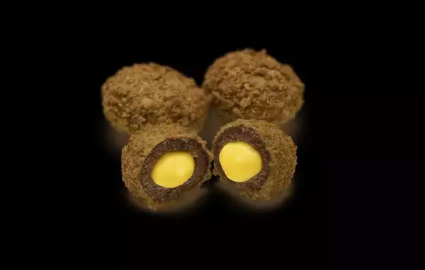 「【マクドナルド】ザクもち生地と、とろ〜りクリームが織りなす新食感。キャラメル×カスタードのホットな甘いご褒美。3ピース入り NEW「クリームブリュレホットドーナツ」は2月18日（水）より期間限定販売！」の画像