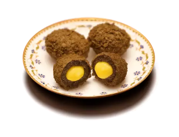 「【マクドナルド】ザクもち生地と、とろ〜りクリームが織りなす新食感。キャラメル×カスタードのホットな甘いご褒美。3ピース入り NEW「クリームブリュレホットドーナツ」は2月18日（水）より期間限定販売！」の画像