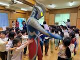 「「ウルトラマン基金」被災地支援訪問八丈島の園児とウルトラマンゼロが交流」の画像1