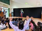 「「ウルトラマン基金」被災地支援訪問八丈島の園児とウルトラマンゼロが交流」の画像2
