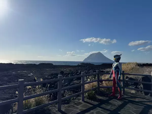 「「ウルトラマン基金」被災地支援訪問八丈島の園児とウルトラマンゼロが交流」の画像