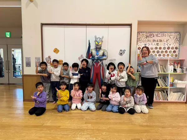 「「ウルトラマン基金」被災地支援訪問八丈島の園児とウルトラマンゼロが交流」の画像