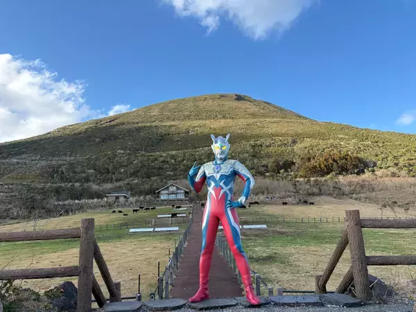 「「ウルトラマン基金」被災地支援訪問八丈島の園児とウルトラマンゼロが交流」の画像