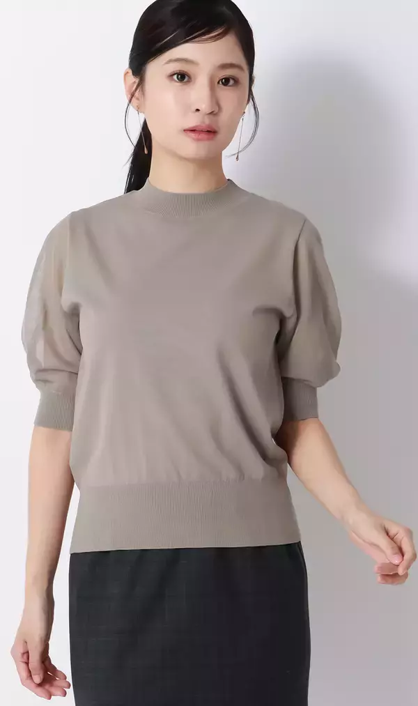 「一枚でも透けを気にせず着用可能、夏の上品スタイルに　「抜け感」と「きちんと感」を両立させた『袖だけシアーニット』が新登場」の画像