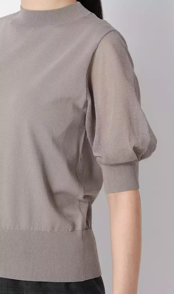 「一枚でも透けを気にせず着用可能、夏の上品スタイルに　「抜け感」と「きちんと感」を両立させた『袖だけシアーニット』が新登場」の画像