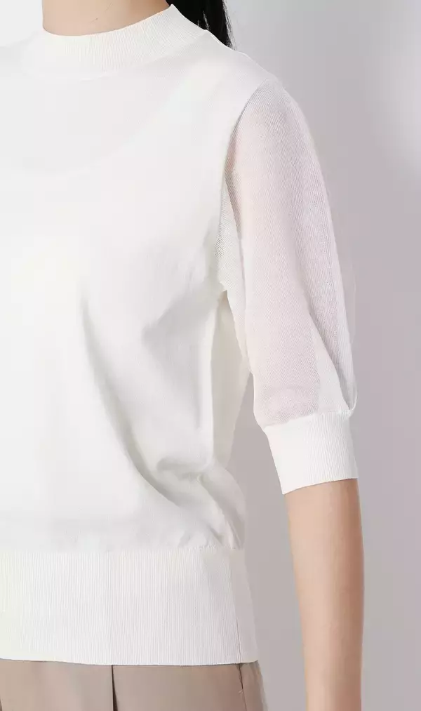 「一枚でも透けを気にせず着用可能、夏の上品スタイルに　「抜け感」と「きちんと感」を両立させた『袖だけシアーニット』が新登場」の画像