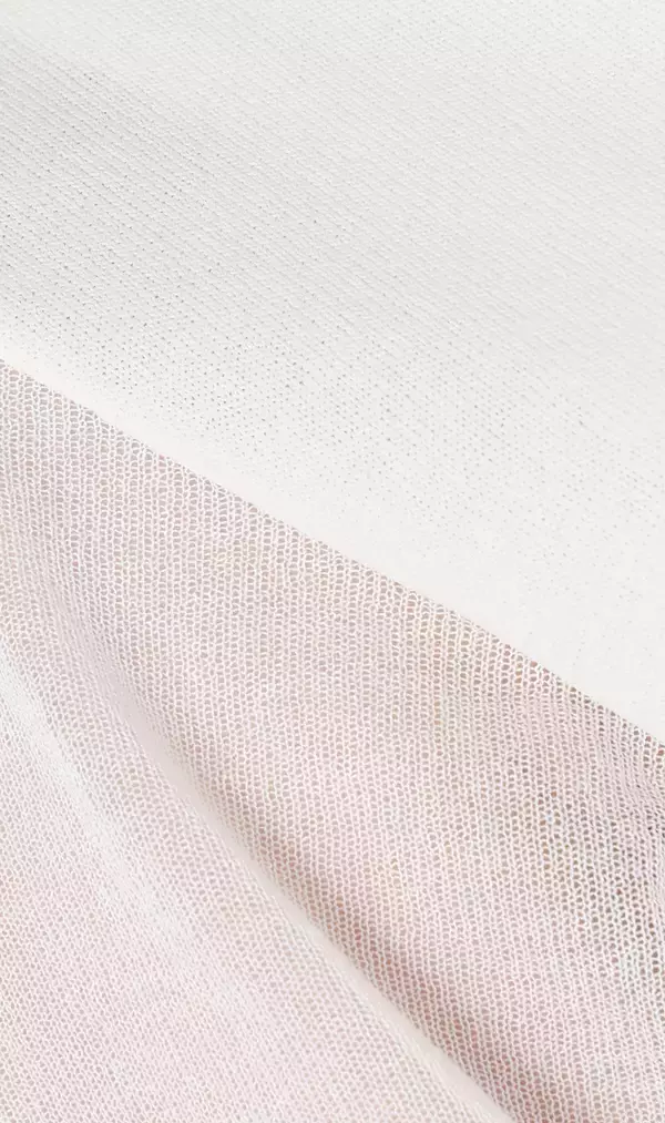 「一枚でも透けを気にせず着用可能、夏の上品スタイルに　「抜け感」と「きちんと感」を両立させた『袖だけシアーニット』が新登場」の画像