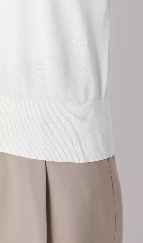 「一枚でも透けを気にせず着用可能、夏の上品スタイルに　「抜け感」と「きちんと感」を両立させた『袖だけシアーニット』が新登場」の画像