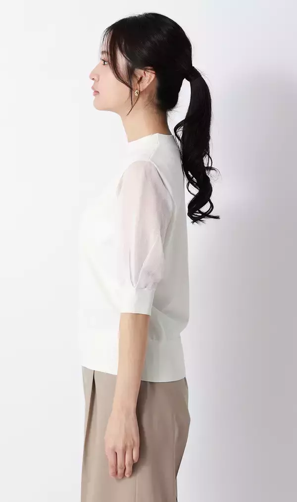 「一枚でも透けを気にせず着用可能、夏の上品スタイルに　「抜け感」と「きちんと感」を両立させた『袖だけシアーニット』が新登場」の画像