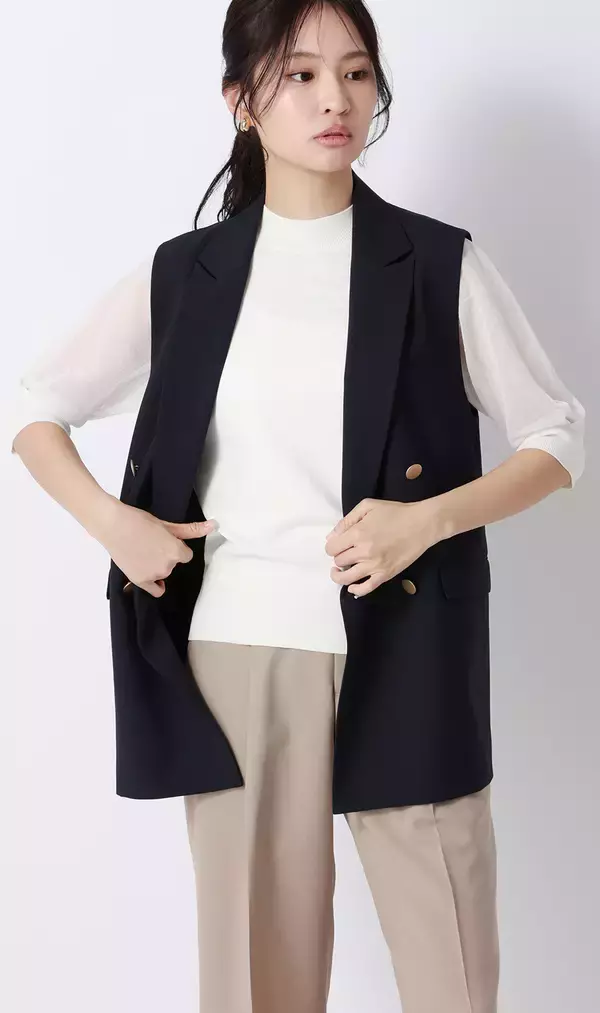 「一枚でも透けを気にせず着用可能、夏の上品スタイルに　「抜け感」と「きちんと感」を両立させた『袖だけシアーニット』が新登場」の画像