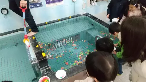 「【拓殖大学×跡見学園女子大学 】地域の銭湯をPR！～「行こうよ！文京浴場♨️～学生プロジェクト～」の学生が大黒湯にて「銭湯大学学園祭 春の縁日」を開催しました」の画像