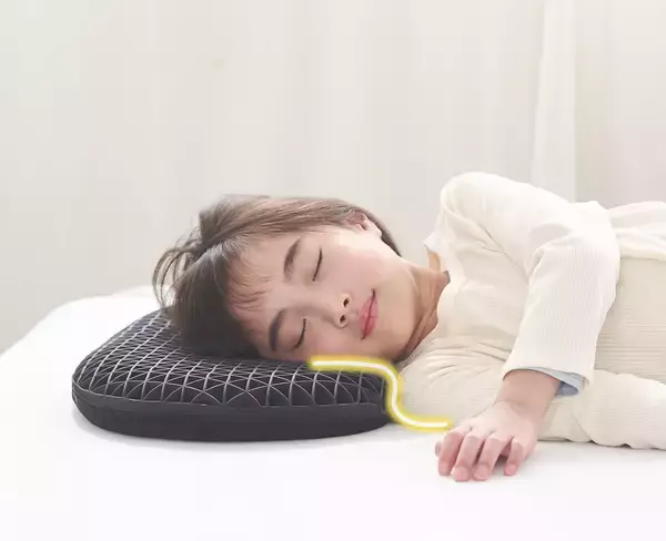 「マクアケ応援購入総額べビ－・キッズ用枕カテゴリで1位*を獲得した子ども専用まくら「子ヒツジのいらない枕 イブル」一般販売開始！寝苦しい夏の快眠対策にも」の画像