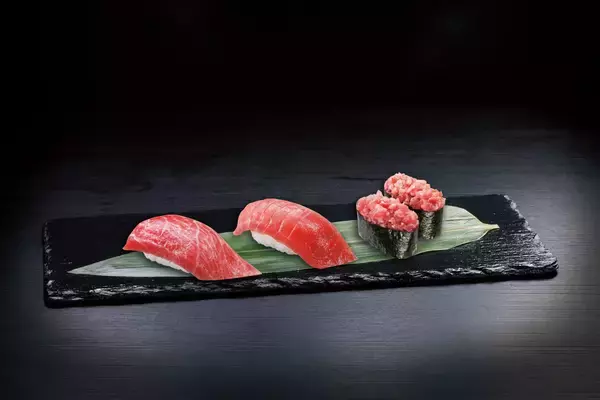 「120キロ超えを厳選！くら寿司史上最高品質のマグロが今年も登場「国産天然本まぐろ」フェア―5月29日（金）より期間・数量限定で販売―「天然だしうどん」も特別価格150円でご提供」の画像