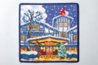 【万平ホテル】「FEILER」コラボ第3弾、サンタが訪れる雪景色のアルプス館を表現　「万平クリスマスハンカチ」本日より発売開始