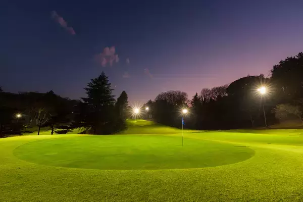 「夏ゴルフの新定番「Night Golf」に2施設追加、おおむさらきGC（埼玉）＆東京相武CC（東京）で本年5月よりスタート」の画像
