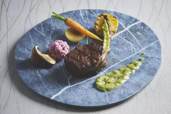 「【シェラトン沖縄サンマリーナリゾート】リブランド10周年記念第2弾 !～10周年にちなんで、10種類からお好みのメインディッシュを選べる記念ディナー～ディナーコース「グリルド セレクション」」の画像