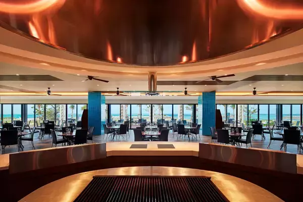 「【シェラトン沖縄サンマリーナリゾート】リブランド10周年記念第2弾 !～10周年にちなんで、10種類からお好みのメインディッシュを選べる記念ディナー～ディナーコース「グリルド セレクション」」の画像