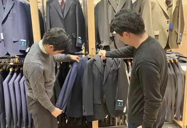 「「初めてのスーツ購入」についての意識調査を実施　親も子も“入学式や入社式のスーツは一緒に買いに行きたい”が77％」の画像