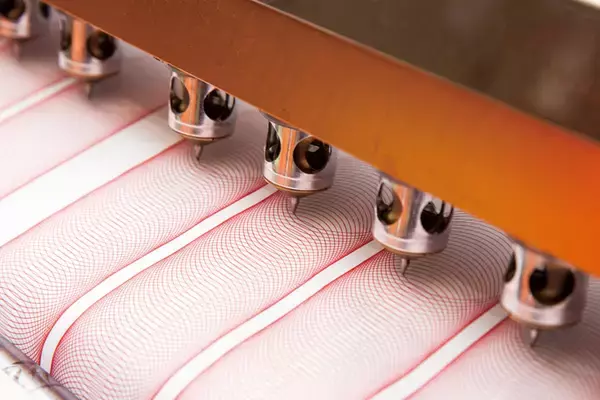 「累計販売本数250万本超えのヒット商品、金属軸の「オトナのSARASA」にビジネスシーンの持ち物や服装に調和する新しいボディカラーが登場。ジェルボールペン「サラサグランド」新軸色　3月19日発売」の画像