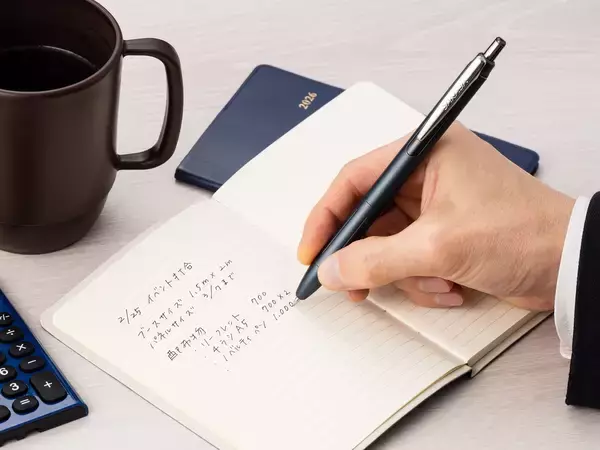 「累計販売本数250万本超えのヒット商品、金属軸の「オトナのSARASA」にビジネスシーンの持ち物や服装に調和する新しいボディカラーが登場。ジェルボールペン「サラサグランド」新軸色　3月19日発売」の画像