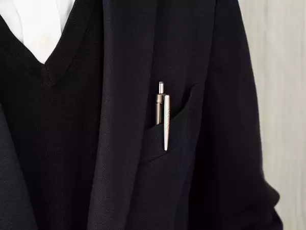 「累計販売本数250万本超えのヒット商品、金属軸の「オトナのSARASA」にビジネスシーンの持ち物や服装に調和する新しいボディカラーが登場。ジェルボールペン「サラサグランド」新軸色　3月19日発売」の画像