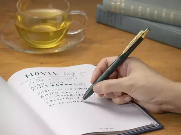 「累計販売本数250万本超えのヒット商品、金属軸の「オトナのSARASA」にビジネスシーンの持ち物や服装に調和する新しいボディカラーが登場。ジェルボールペン「サラサグランド」新軸色　3月19日発売」の画像