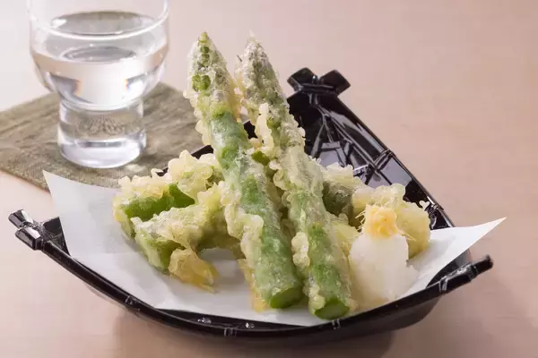 「北海道産のアスパラや一本釣りした藁焼きかつおを使用する春の味覚を楽しめる旬の逸品料理が４月１４日（火）より販売開始～飲食店初！小田原吉匠監修の「鯵の唐揚げ」も新登場～」の画像