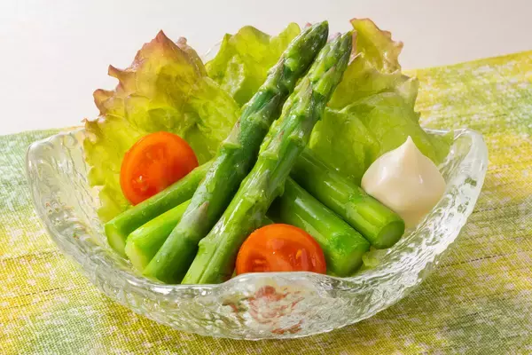 「北海道産のアスパラや一本釣りした藁焼きかつおを使用する春の味覚を楽しめる旬の逸品料理が４月１４日（火）より販売開始～飲食店初！小田原吉匠監修の「鯵の唐揚げ」も新登場～」の画像