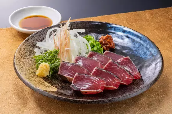 「北海道産のアスパラや一本釣りした藁焼きかつおを使用する春の味覚を楽しめる旬の逸品料理が４月１４日（火）より販売開始～飲食店初！小田原吉匠監修の「鯵の唐揚げ」も新登場～」の画像