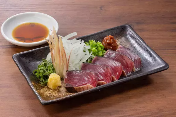 「北海道産のアスパラや一本釣りした藁焼きかつおを使用する春の味覚を楽しめる旬の逸品料理が４月１４日（火）より販売開始～飲食店初！小田原吉匠監修の「鯵の唐揚げ」も新登場～」の画像