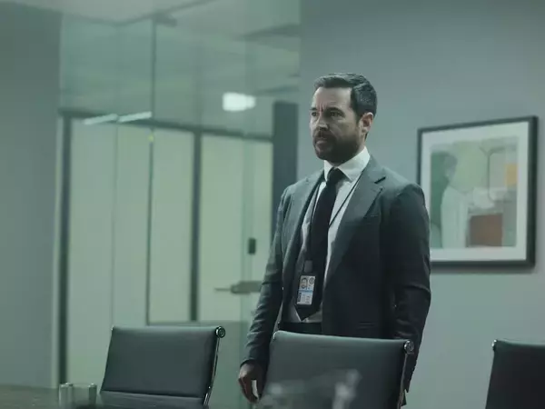 「『ライン・オブ・デューティ』キャストも出演！『レッド・アイ／陰謀の大使館』9月放送・配信」の画像