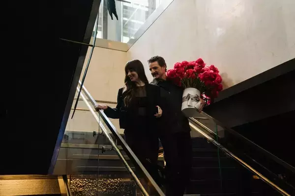 「ペドロ・パスカルが完璧すぎる結婚相手に！『マテリアリスト 結婚の条件』場面写真6点初解禁」の画像