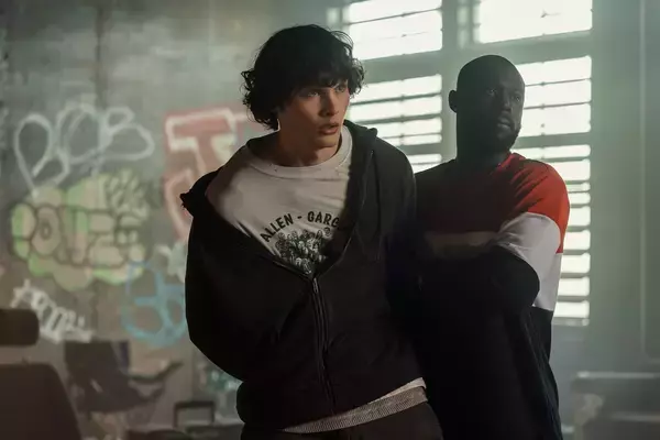 「『リーチャー ～正義のアウトロー～』シーズン4、スピンオフ『ニーグリー』の配信日決定！日本版予告編＆あらすじも到着」の画像