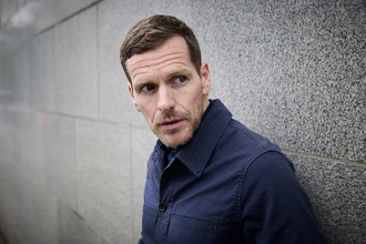 『刑事モース』ショーン・エヴァンス主演のスパイサスペンス『裏切りのスパイ～MI5の疑惑～』が日本初上陸！