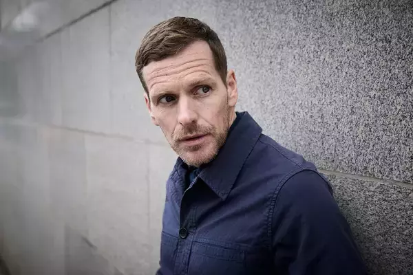 『刑事モース』ショーン・エヴァンス主演のスパイサスペンス『裏切りのスパイ～MI5の疑惑～』が日本初上陸！
