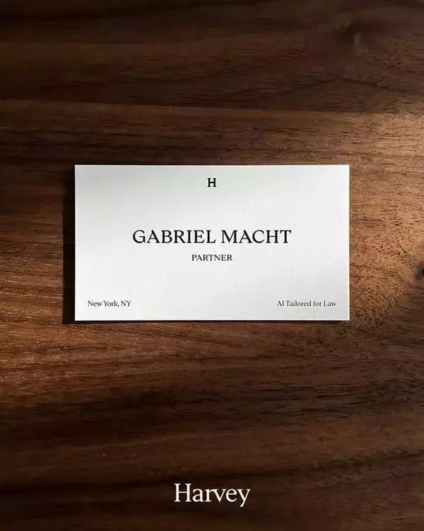 「『SUITS／スーツ』ハーヴィー・スペクターが現実のAIと融合！」の画像