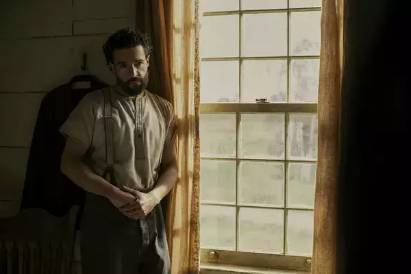 「フローレンス・ピュー主演のNetflixドラマ『エデンの東』予告編＆新場面写真解禁！」の画像